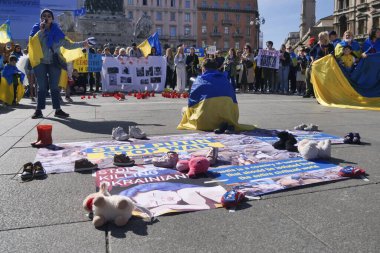 Duomo Meydanı 'ndaki Ukrayna halkının savaşı ve Rus lider Putin' i protesto etmesi