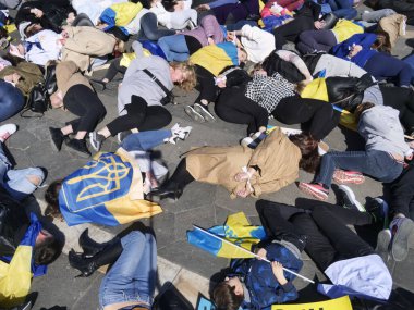Duomo Meydanı 'ndaki Ukrayna halkının savaşı ve Rus lider Putin' i protesto etmesi
