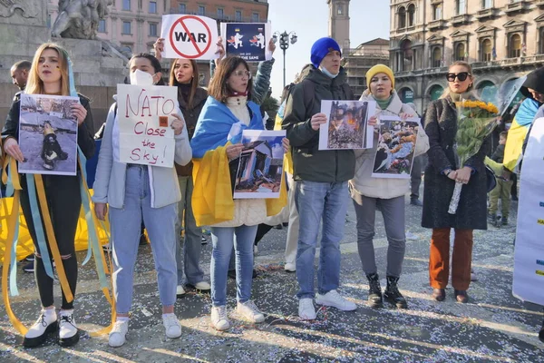 Duomo Meydanı 'ndaki Ukrayna halkının savaşı ve Rus lider Putin' i protesto etmesi