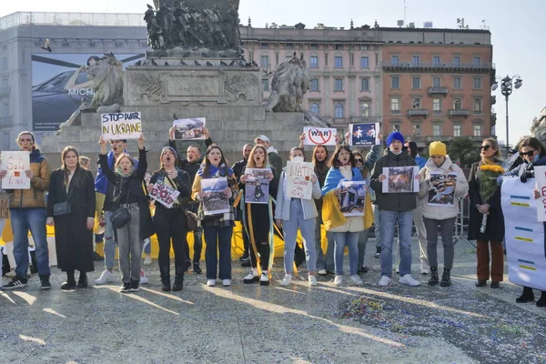 Protest Ukrainians Peoples Duomo Square Milan War Russian Leader Putin — Stockfoto