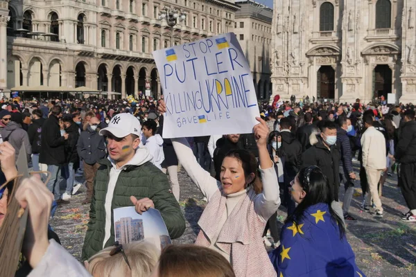 Duomo Meydanı 'ndaki Ukrayna halkının savaşı ve Rus lider Putin' i protesto etmesi