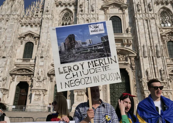 Duomo Meydanı 'ndaki Ukrayna halkının savaşı ve Rus lider Putin' i protesto etmesi