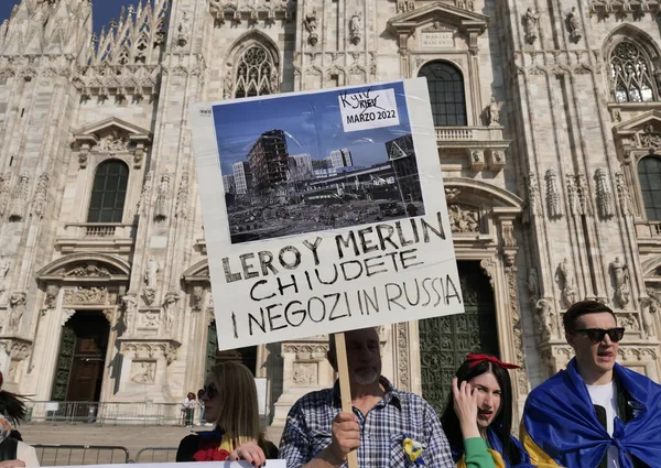 Protester Från Ukrainarna Duomo Square Milan Mot Kriget Och Mot — Stockfoto