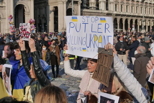 Duomo Meydanı 'ndaki Ukrayna halkının savaşı ve Rus lider Putin' i protesto etmesi