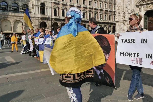 Duomo Meydanı 'ndaki Ukrayna halkının savaşı ve Rus lider Putin' i protesto etmesi