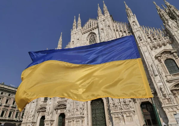 Duomo Meydanı 'ndaki Ukrayna halkının savaşı ve Rus lider Putin' i protesto etmesi