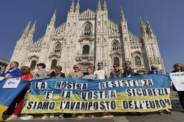 Protest Ukrainians Peoples Duomo Square Milan War Russian Leader Putin — Stockfoto