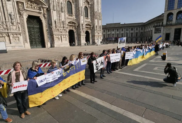 Duomo Meydanı 'ndaki Ukrayna halkının savaşı ve Rus lider Putin' i protesto etmesi