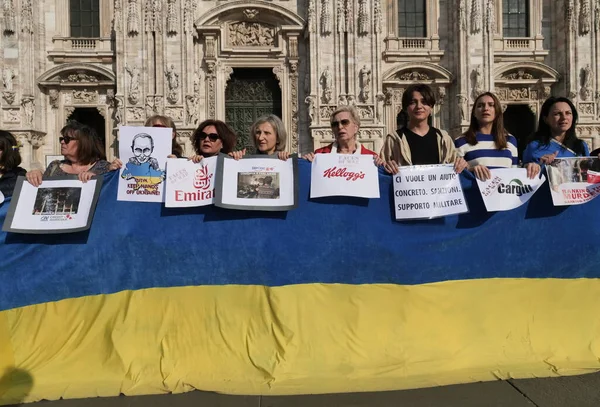 Duomo Meydanı 'ndaki Ukrayna halkının savaşı ve Rus lider Putin' i protesto etmesi