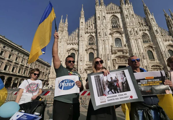Duomo Meydanı 'ndaki Ukrayna halkının savaşı ve Rus lider Putin' i protesto etmesi