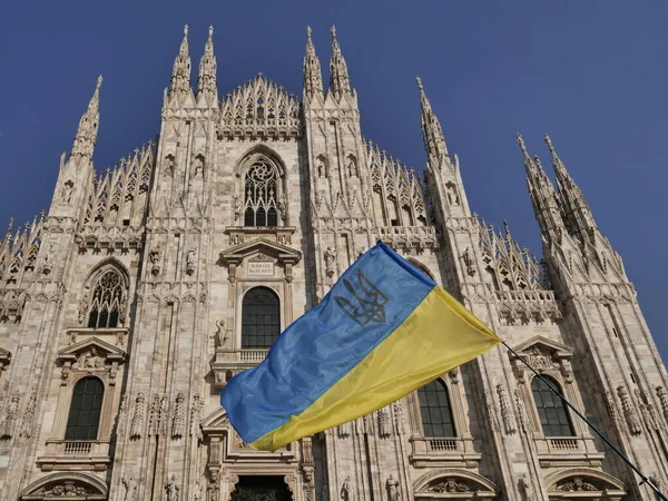 Duomo Meydanı 'ndaki Ukrayna halkının savaşı ve Rus lider Putin' i protesto etmesi
