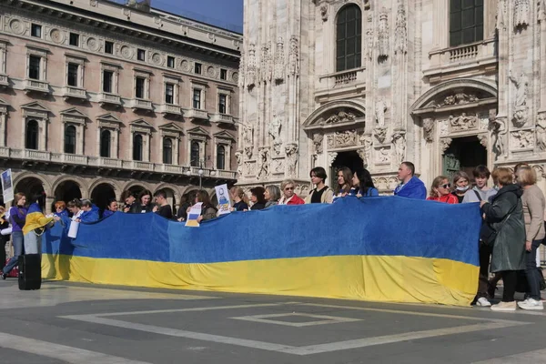 Duomo Meydanı 'ndaki Ukrayna halkının savaşı ve Rus lider Putin' i protesto etmesi