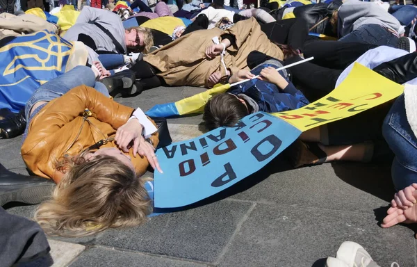 Duomo Meydanı 'ndaki Ukrayna halkının savaşı ve Rus lider Putin' i protesto etmesi