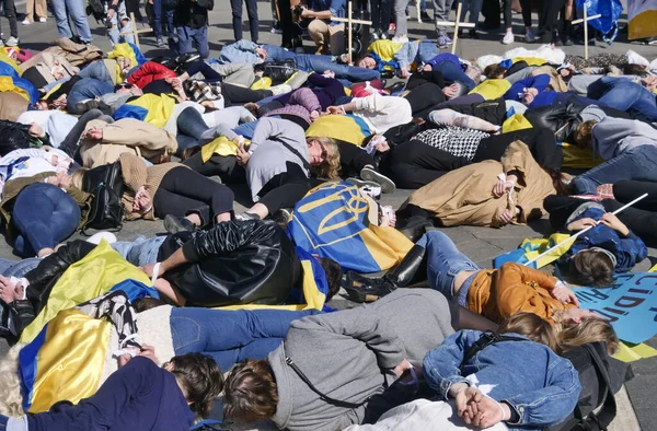 Duomo Meydanı 'ndaki Ukrayna halkının savaşı ve Rus lider Putin' i protesto etmesi