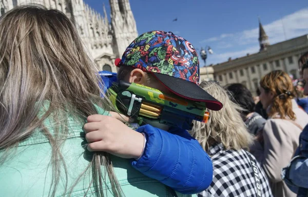 Duomo Meydanı 'ndaki Ukrayna halkının savaşı ve Rus lider Putin' i protesto etmesi