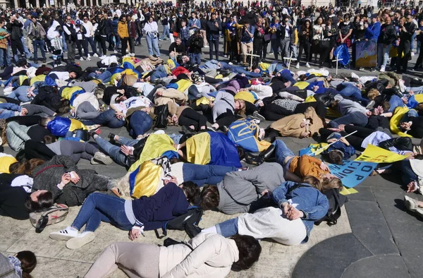 Duomo Meydanı 'ndaki Ukrayna halkının savaşı ve Rus lider Putin' i protesto etmesi