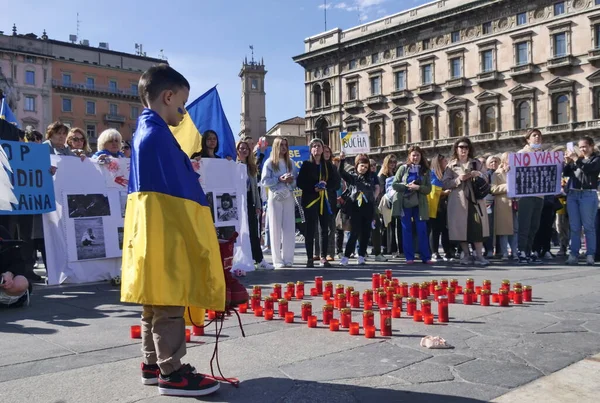 Duomo Meydanı 'ndaki Ukrayna halkının savaşı ve Rus lider Putin' i protesto etmesi