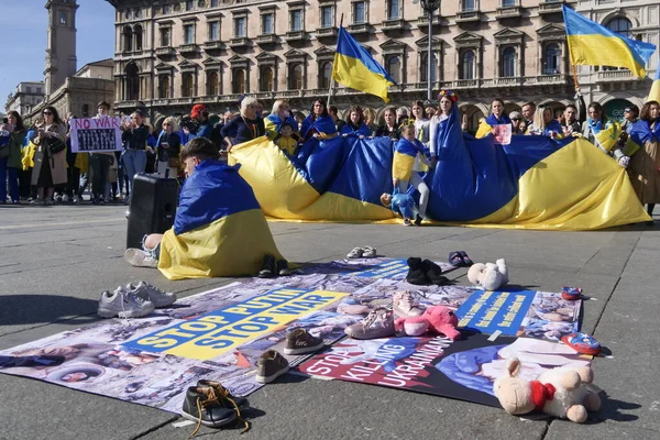 Duomo Meydanı 'ndaki Ukrayna halkının savaşı ve Rus lider Putin' i protesto etmesi