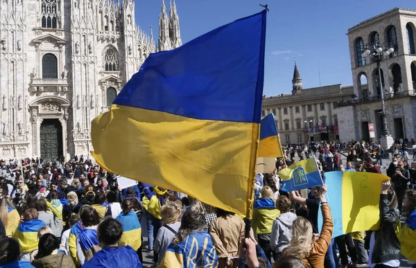 Protest Ukrainians Peoples Duomo Square Milan War Russian Leader Putin — Stockfoto