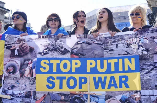 Duomo Meydanı 'ndaki Ukrayna halkının savaşı ve Rus lider Putin' i protesto etmesi