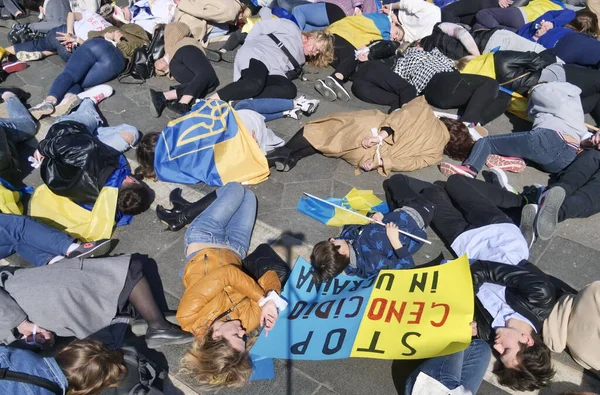 Duomo Meydanı 'ndaki Ukrayna halkının savaşı ve Rus lider Putin' i protesto etmesi