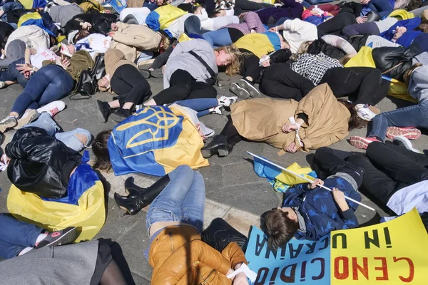 Duomo Meydanı 'ndaki Ukrayna halkının savaşı ve Rus lider Putin' i protesto etmesi