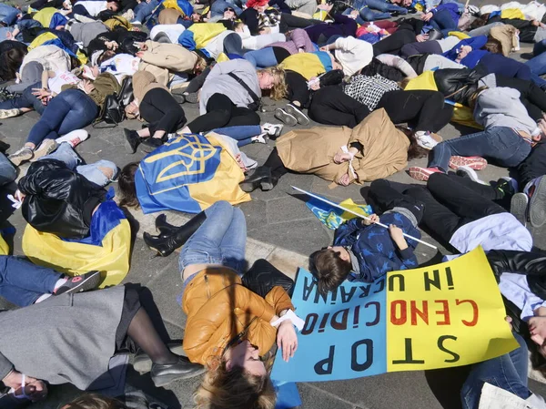 Duomo Meydanı 'ndaki Ukrayna halkının savaşı ve Rus lider Putin' i protesto etmesi