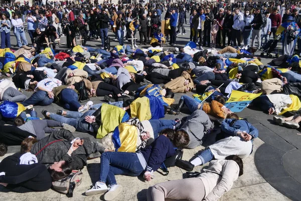 Duomo Meydanı 'ndaki Ukrayna halkının savaşı ve Rus lider Putin' i protesto etmesi