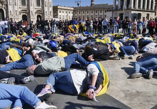 Duomo Meydanı 'ndaki Ukrayna halkının savaşı ve Rus lider Putin' i protesto etmesi
