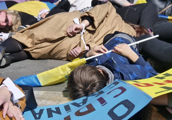 Duomo Meydanı 'ndaki Ukrayna halkının savaşı ve Rus lider Putin' i protesto etmesi