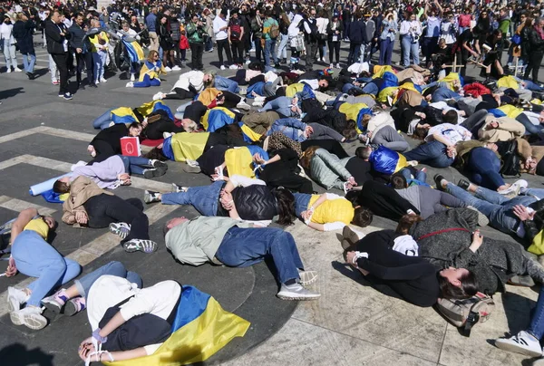 Duomo Meydanı 'ndaki Ukrayna halkının savaşı ve Rus lider Putin' i protesto etmesi