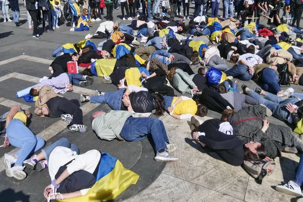 Duomo Meydanı 'ndaki Ukrayna halkının savaşı ve Rus lider Putin' i protesto etmesi