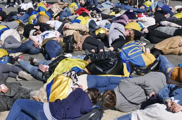Duomo Meydanı 'ndaki Ukrayna halkının savaşı ve Rus lider Putin' i protesto etmesi