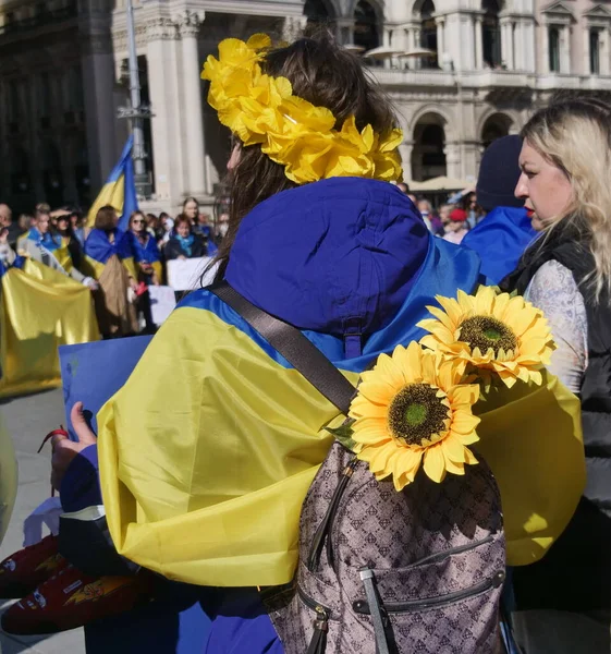 Duomo Meydanı 'ndaki Ukrayna halkının savaşı ve Rus lider Putin' i protesto etmesi