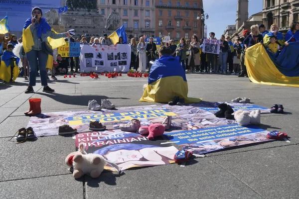 Duomo Meydanı 'ndaki Ukrayna halkının savaşı ve Rus lider Putin' i protesto etmesi