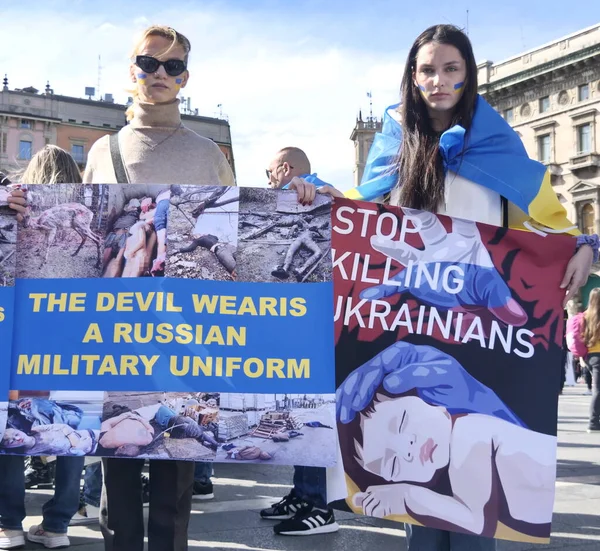 Duomo Meydanı 'ndaki Ukrayna halkının savaşı ve Rus lider Putin' i protesto etmesi