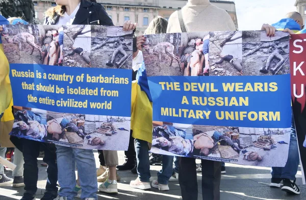 Duomo Meydanı 'ndaki Ukrayna halkının savaşı ve Rus lider Putin' i protesto etmesi