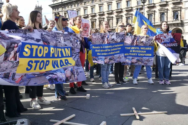 Duomo Meydanı 'ndaki Ukrayna halkının savaşı ve Rus lider Putin' i protesto etmesi