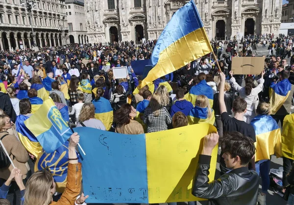 Protest Ukrainians Peoples Duomo Square Milan War Russian Leader Putin — Stockfoto