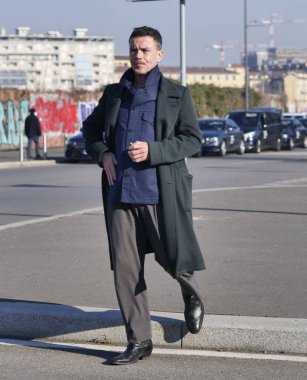  Milano moda haftası 2022 'de Prada defilesinden önce moda blogcusu sokak tarzı kıyafet
