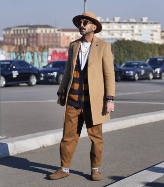  Milano moda haftası 2022 'de Prada defilesinden önce moda blogcusu sokak tarzı kıyafet
