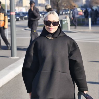  Milano moda haftası 2022 'de Prada defilesinden önce moda blogcusu sokak tarzı kıyafet