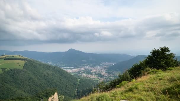 Orobic Prealps Bergamo Yakınlarındaki Ganda Kasabasını Görüyor — Stok video