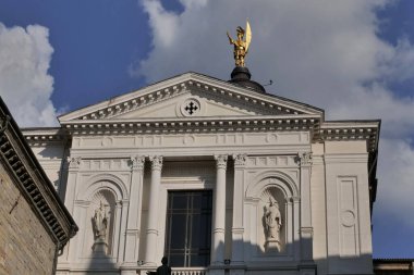  Bergamo alta cephesinde kubbe, ayrıntılar ve Saint ALessandro sttue, Lombardy, İtalya