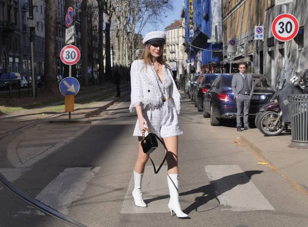 ミラノ ロンバルディア イタリアでのミラノのファッションウィーク2022中のファッションブロガーストリートスタイルの衣装 — ストック写真