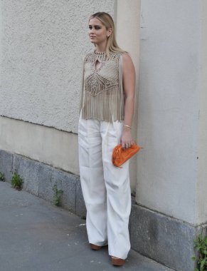 Valentina Ferragni sokak tarzı kıyafet Milano moda haftası boyunca Alberta Ferretti moda defilesinden önce kadın 2022 kışında düştü.
