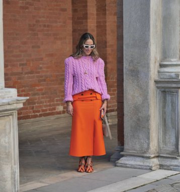 Milano moda haftası boyunca Alberta Ferretti moda defilesinden önce moda blogcusu sokak tarzı kıyafet 2022 kışı.