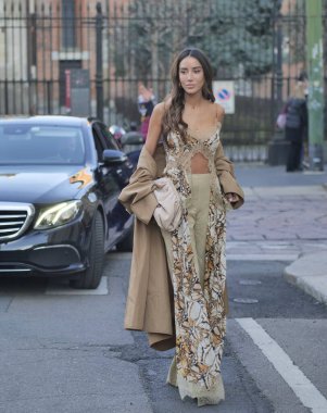 Milano moda haftası boyunca Alberta Ferretti moda defilesinden önce Tamara Kalinic sokak stili kıyafet 2022 kışı.