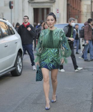 Milano moda haftası boyunca Alberta Ferretti moda defilesinden önce moda blogcusu sokak tarzı kıyafet 2022 kışı.