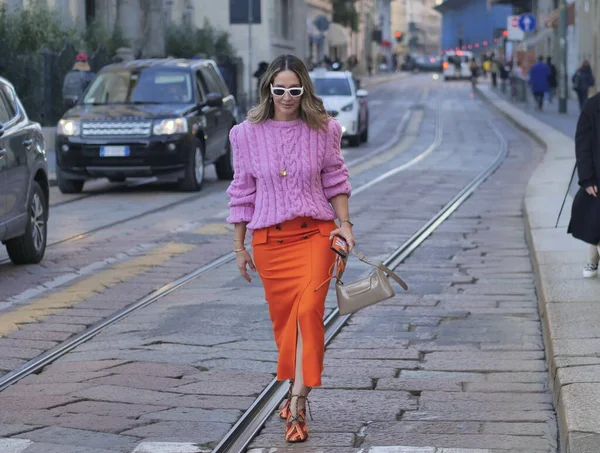 Milano moda haftası boyunca Alberta Ferretti moda defilesinden önce moda blogcusu sokak tarzı kıyafet 2022 kışı.